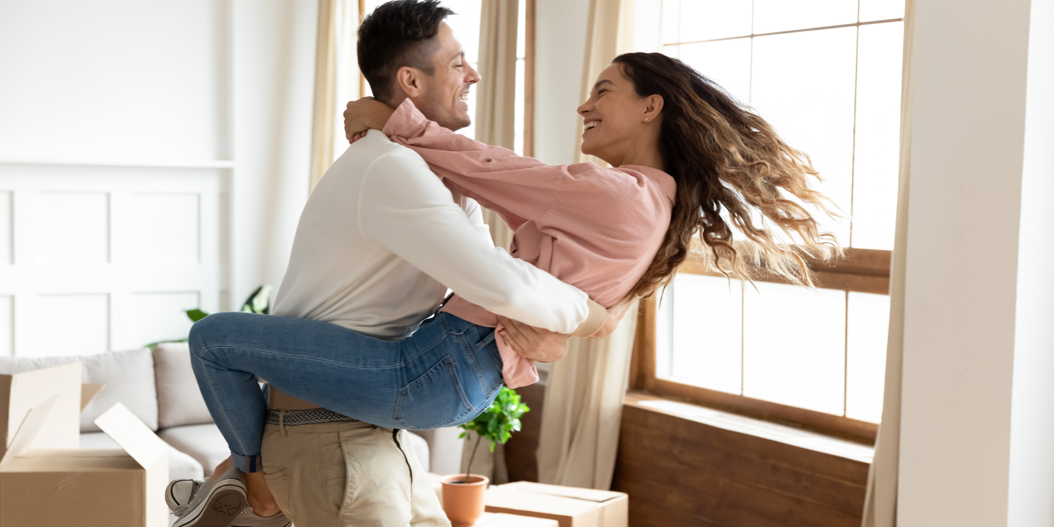 Un couple heureux de déménager à la meilleure saison