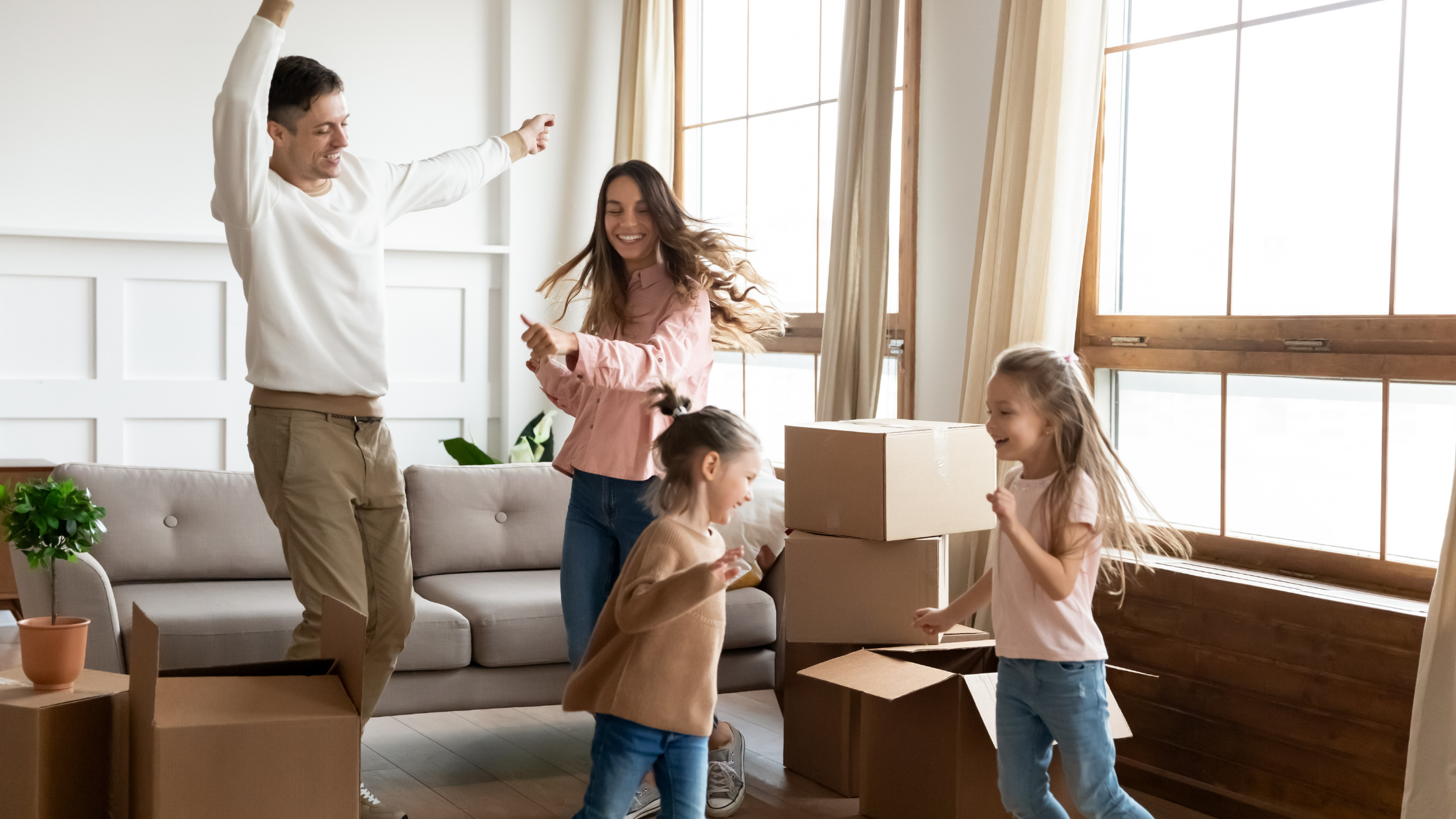 Famille déménagement enfants cartons