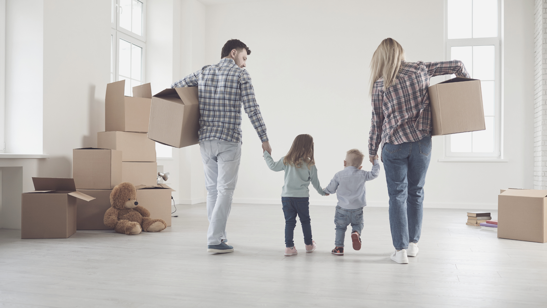 Мама переехала ребенка. Переезд интернет. Интерес к ипотеке снизился. Kid moving the House. Moving out packages.