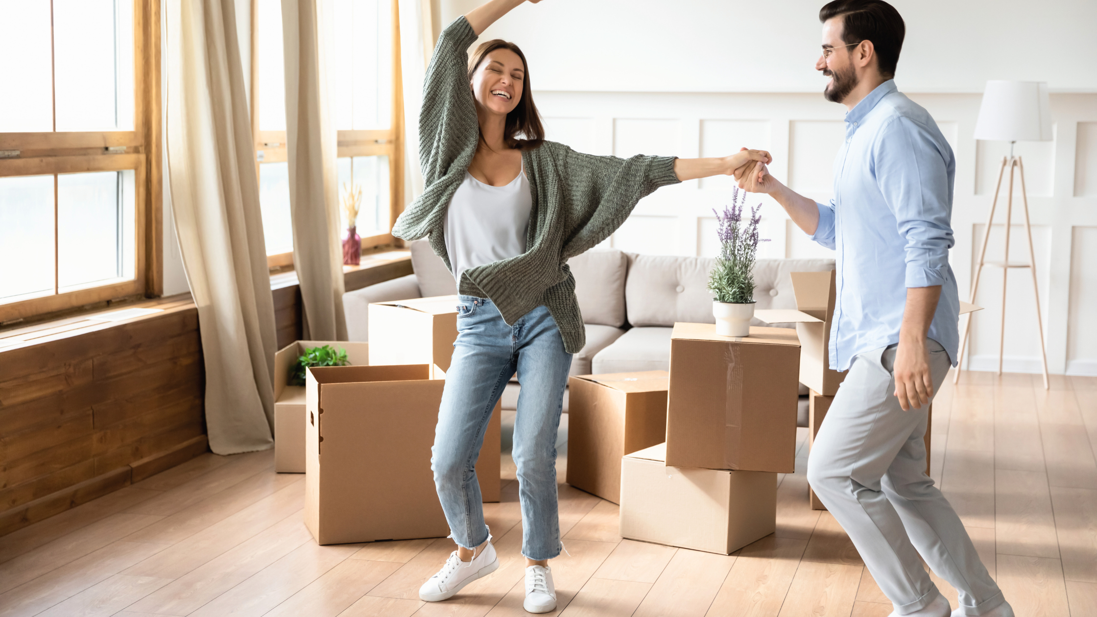 Un couple heureux de déménager pas cher