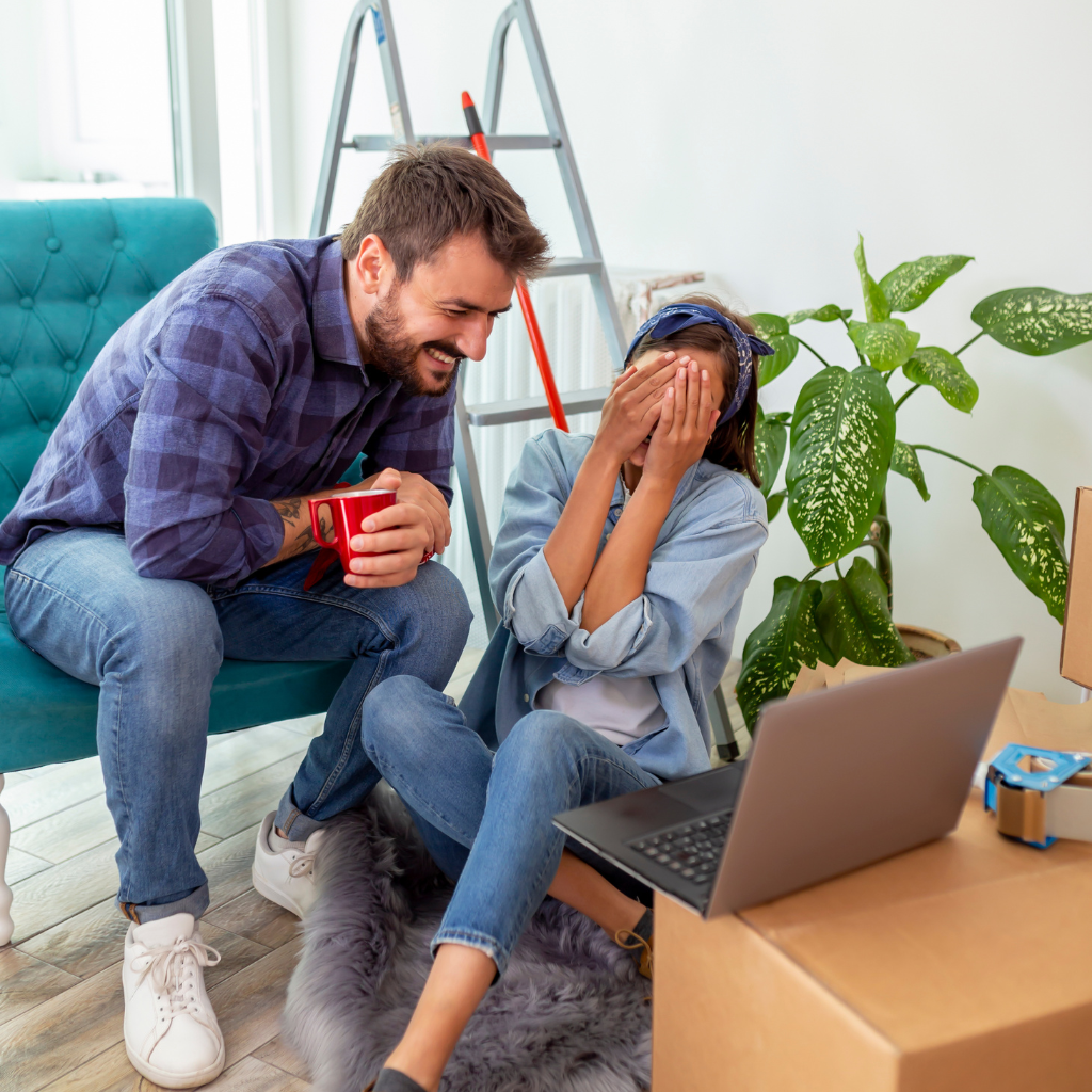 Un couple qui cherche à louer un camion pour déménager seul