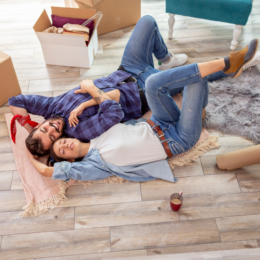 Un couple qui déménage seul