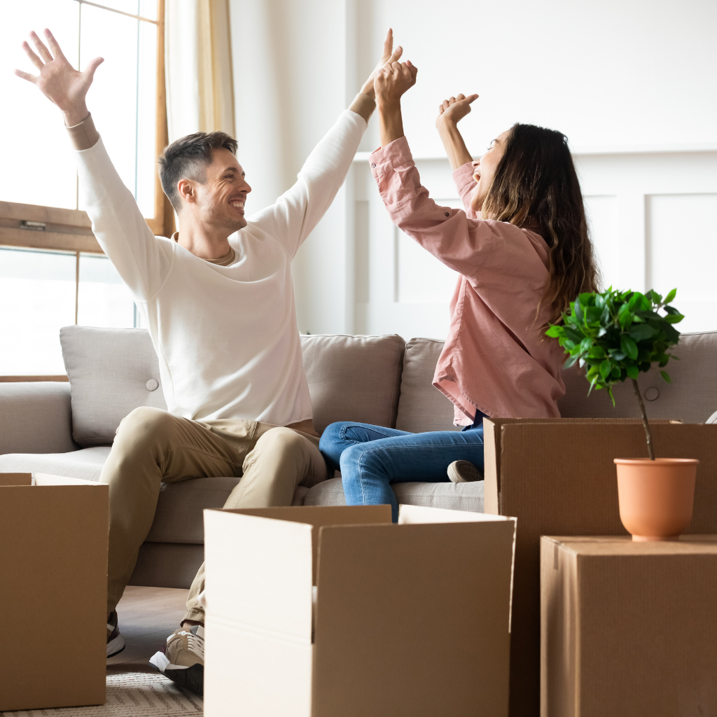 Un couple content de déménager en basse saison