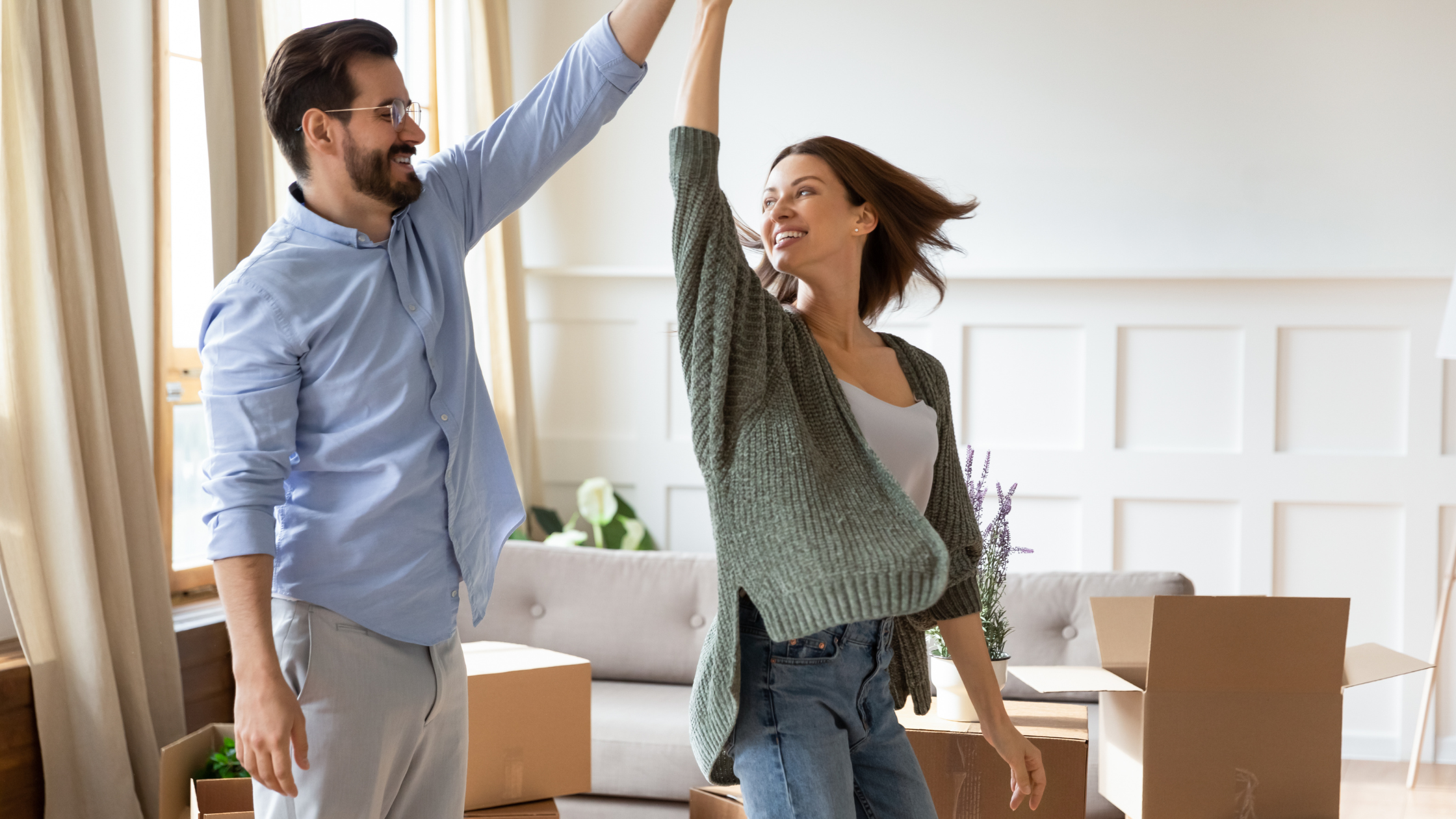 Un couple heureux de déménager groupé