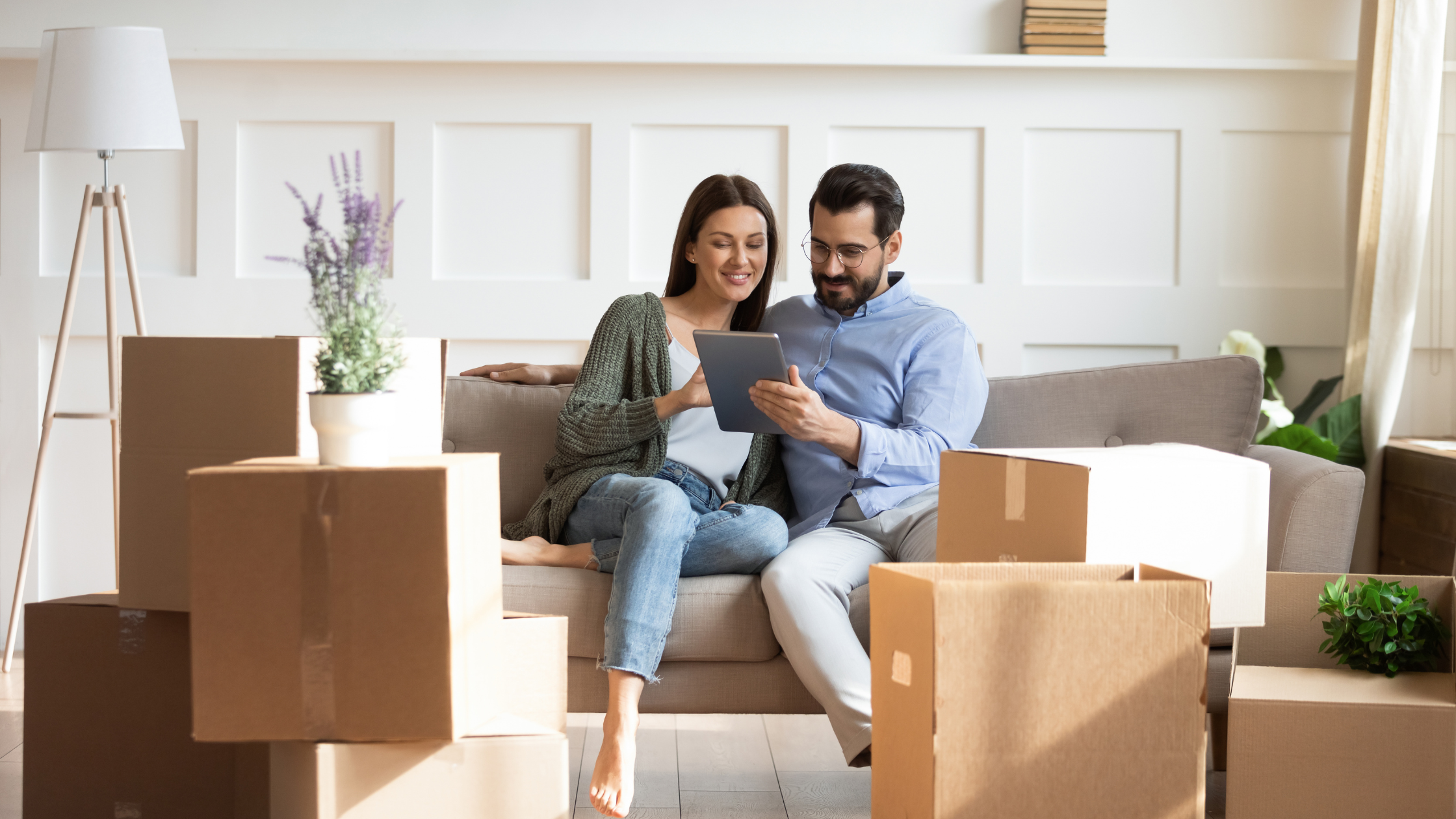 Un couple qui déménage par groupage